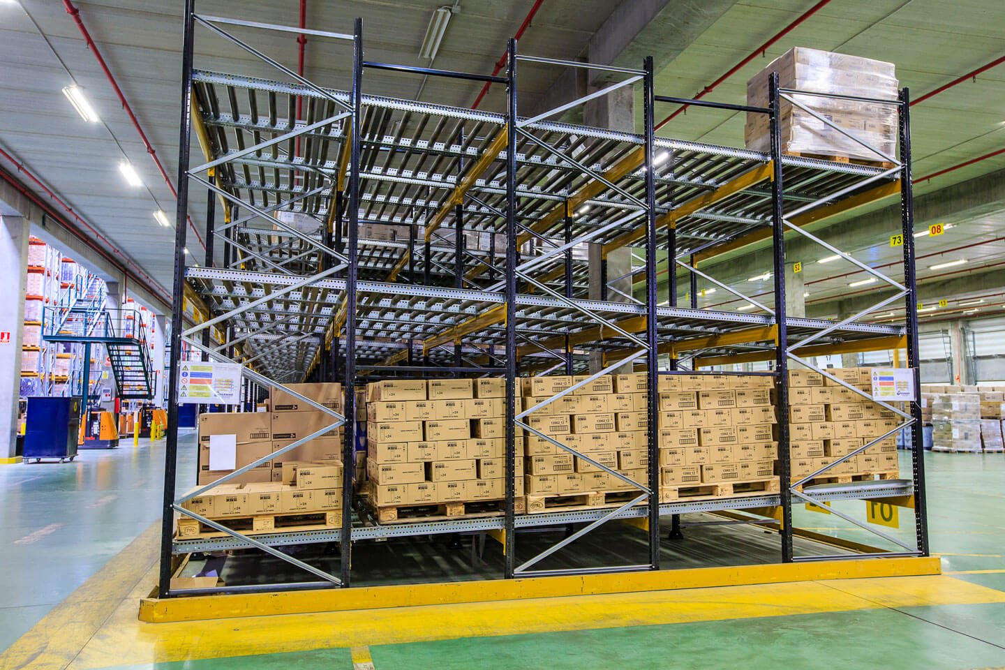 Rack à Accumulation : Solution de Stockage Haute Densité
